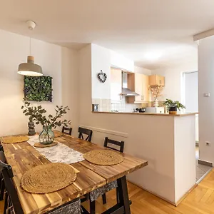 Apartment Gozsdu White Raven 305